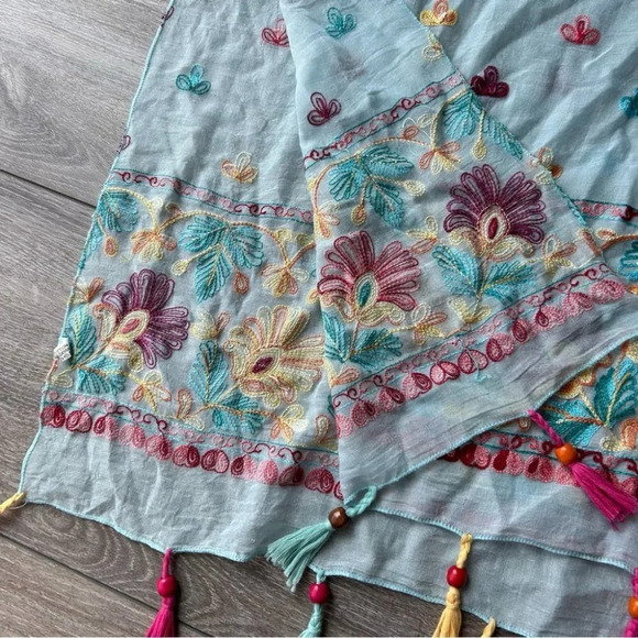 Floral Embroidered Lightweight Rectangle Scarf With Tassels - Picture 7 of 9